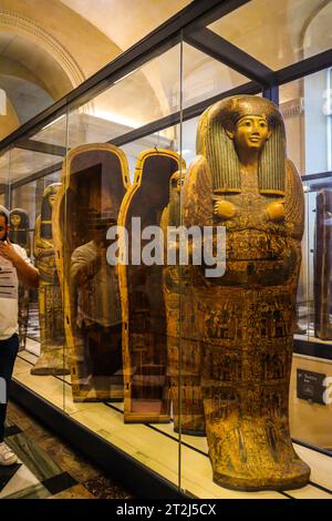 Louvre ägyptischer Sarg. Ägyptischer Sarkophag im Louvre, Paris, Frankreich. Stockfoto