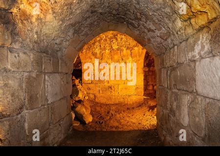 Der Templertunnel in ACCO, Israel, ein unterirdischer Tunnel unter den Straßen der Stadt. Der Tunnel führte vom Templerpalast (der ins Meer versenkte) Stockfoto