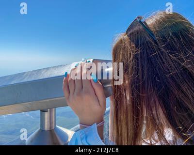 Münzbetriebener Fernglas neben der Uferpromenade in Antalya, der Bucht und der Stadt. Beobachtungsdeck - Fernglas mit Teleskop Türkei. Concep Stockfoto