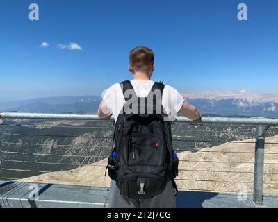 Tourist mit Rucksack auf dem Hintergrund der Berge. Stockfoto