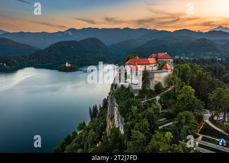 Bled, Slowenien - unvergleichlicher Panoramablick auf die wunderschöne Burg Bled (Blejski Grad) mit Blejsko Jezero, der Kirche der Himmelfahrt von Maria Stockfoto