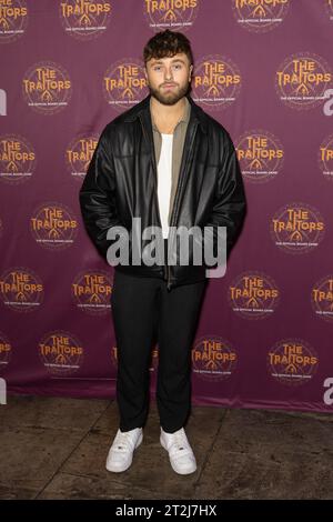 London, Großbritannien. Oktober 2023. Darcy James nimmt am offiziellen VIP-Launch des „The Traitors“ Board Game im London Dungeon Teil. Quelle: SOPA Images Limited/Alamy Live News Stockfoto