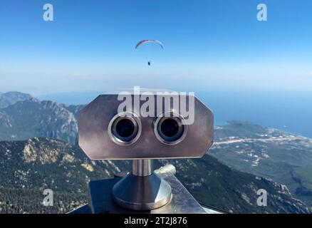 Aussichtsplattform mit Fernglas. Große Metalllupe der umliegenden Welt. Panorama-Fernglas für Touristen, Beobachtung von Fallschirmspringern. Stockfoto