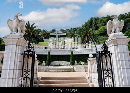 Haifa, Israel - 16. August 2023: Bahai-Gartentor mit Adlerstatuen auf Säulen. Stockfoto