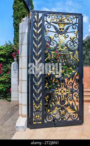 Haifa, Israel - 16. August 2023: Dekoratives schwarzes und goldenes schmiedeeisernes Tor im Bahai-Garten in Haifa, Israel. Stockfoto