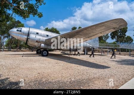 Atlit Interention Camp, Israel – 16. August 2023: AC-46 Kommandoflugzeug, das gleiche Modell, das 1947 bei der Operation Michaelberg verwendet wurde, als etwa 150 Juden waren Stockfoto