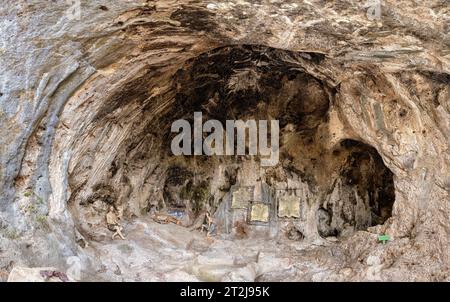 Nahal Me'Amot Nature Reserve, Israel - 16. August 2023: Die Tabun Cave, Israel, ist ein ausgegrabenes Gebiet im Nahal Me'Amot Nature Reserve und gehört zu diesen Stockfoto