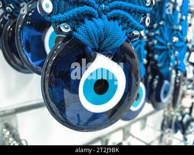 Türkische Souveniraugen auf dem Markt von Istanbul. Traditionelles östliches Maskottchen Stockfoto