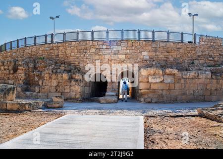 Cäsarea, Israel - 16. August 2023: Eintritt zum römischen Amphitheater in Cäsarea, Israel Stockfoto