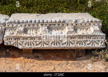Cäsarea, Israel - 16. August 2023: Ruinen von Cäsarea, vor den Außenmauern von Herodes dem Großen Palast. Israel, Bezirk Haifa, Cäsarea, Stockfoto