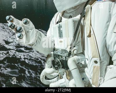 Weißer Anzug mit Raumanzug im Weltraum. Er hat eine Kamera um den Hals. Auf dem Anzug einer Röhre, um die Atmung des Astronauten zu gewährleisten. Stockfoto