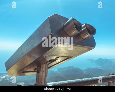 Aussichtsplattform mit Fernglas. Große Metalllupe der umliegenden Welt. Panorama-Fernglas für Touristen, Beobachtung der Umgebung W Stockfoto