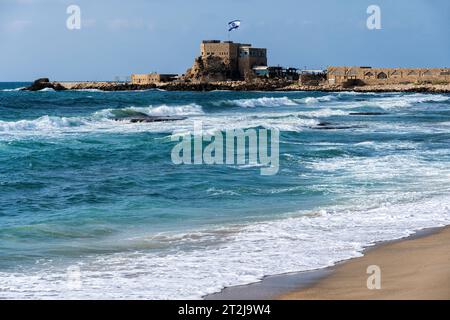 Die atemberaubenden Überreste einer Ottomanfestung an der Küste von Caesarea Maritima, Israel. Der alte Hafen von Caesarea ist heute die Heimat des zeitgenössischen galler Stockfoto