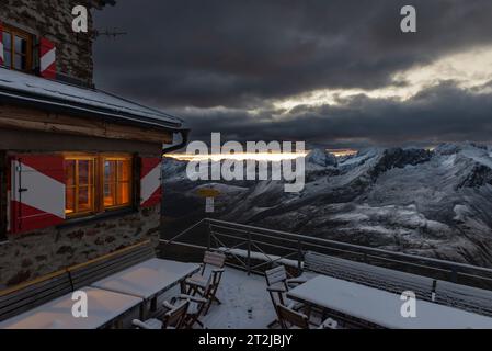 Das erste Sonnenlicht in den Wolken über dem Ramolhaus mit Blick auf den wolkenbedeckten Alpenhauptkamm der Ötztaler und Stubaier Alpen Stockfoto