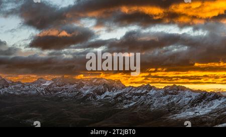 Leuchtende Wolken bei Sonnenaufgang über dem Ramolhaus mit Blick auf den wolkenbedeckten Hauptkamm der Ötztaler und Stubaier Alpen, Gurgler Tal, Ötztaler Alpen, Tirol Stockfoto