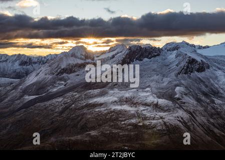 Sonnenaufgang über der Ramolhaushütte mit Blick auf den wolkenbedeckten Hauptkamm der Ötztaler und Stubaier Alpen, Gurgl, Ötztaler Alpen, Österreich Stockfoto