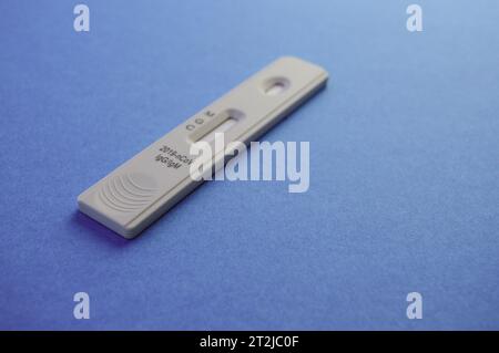 COVID-19-Coronavirus-Schnelltestkassette für Antikörper oder sars-cov-2-Viruserkrankung in Händen epidemisches Konzept Hintergrund Close. Stockfoto