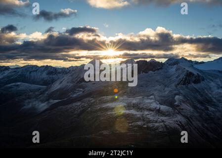 Sonnenaufgang über der Ramolhaushütte mit Blick auf den wolkenbedeckten Hauptkamm der Ötztaler und Stubaier Alpen, Gurgler Tal, Ötztaler Alpen, Tirol Stockfoto