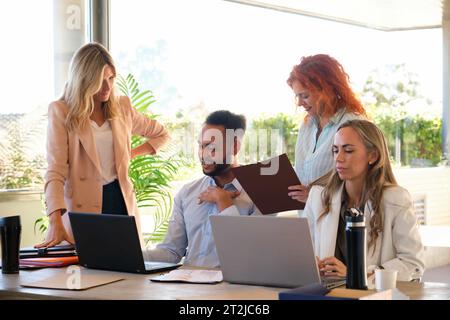 Multiethnische Unternehmensgruppe von Menschen, die im Büro zusammenarbeiten. Stockfoto
