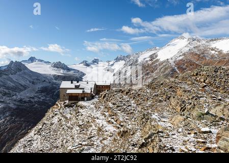 Gruppe von Bergsteigern, die von der Ramolhaus-Hütte zum Ramoljoch vor den frisch verschneiten Bergen der Ötztaler Alpen aufbrechen Stockfoto