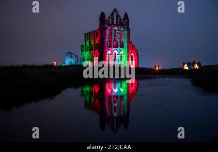 English Heritage beleuchtet die Ruinen von Whitby Abbey in North Yorkshire vor der beleuchteten Abbey. Mit einer ausgedehnten Veranstaltung von zehn Abenden vom 22. Bis 31. Oktober können Besucher in die gruseligen Taten des Ortes eintauchen, der Bram Stoker dazu inspirierte, „Dracula“ zu kreieren. Bilddatum: Donnerstag, 19. Oktober 2023. Stockfoto