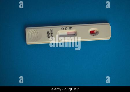 Coronavirus COVID-19 IgM/IgG Rapid Test Kit. covid-19 IGM/IGG-Antikörperdiagnostik im mikrobiologischen Labor. Coronavirus. Stockfoto