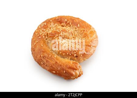 Katalog Bäckerei borek, burek vertuta Spiralförmige griechische Käsepie Füllung Fleisch oder Quark auf weißem Hintergrund isolieren. Mit Beschneidungspfad für Stockfoto