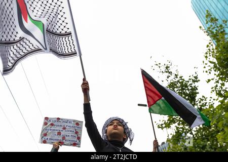 Santiago, Metropolregion, Chile. Oktober 2023. Mitglieder der Demonstration der Palästinensischen Gemeinschaft vor der israelischen Botschaft gegen seine Militäraktionen im Gazastreifen. (Kreditbild: © Joshua Arguello/ZUMA Press Wire) NUR REDAKTIONELLE VERWENDUNG! Nicht für kommerzielle ZWECKE! Stockfoto