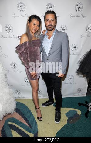 Los Angeles, USA. Oktober 2023. Fashion Night LA Inhaber Brad Thomas und CFO Ly White besuchen Couture Designer Symone Prince präsentiert ihre neueste Kollektion für VIPs im Britely, Los Angeles, CA 19. Oktober 2023 Credit: Eugene Powers/Alamy Live News Stockfoto