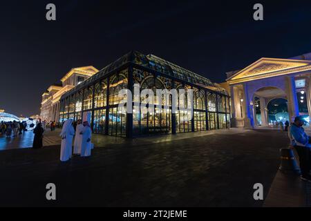 Doha, Katar - 2. Dezember 2022: Nächtlicher Blick auf Katara Plaza Galeries Lafayette in Katara Cultural Vilage Doha, Katar. Stockfoto