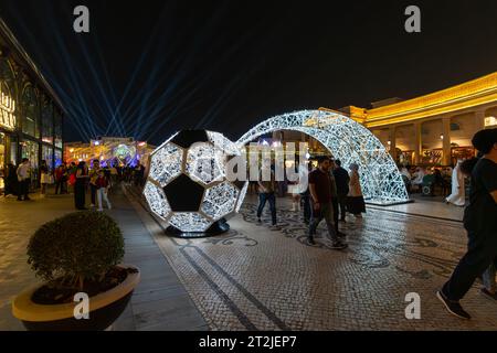 Doha, Katar - 2. Dezember 2022: Nächtlicher Blick auf Katara Plaza Galeries Lafayette in Katara Cultural Vilage Doha, Katar. Stockfoto