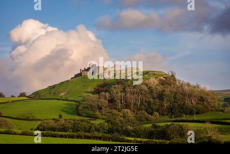 Die dramatischen Burgruinen von Carrag Cennen auf einem felsigen Hügel in der Carmarthenshire Country Wales UK Stockfoto