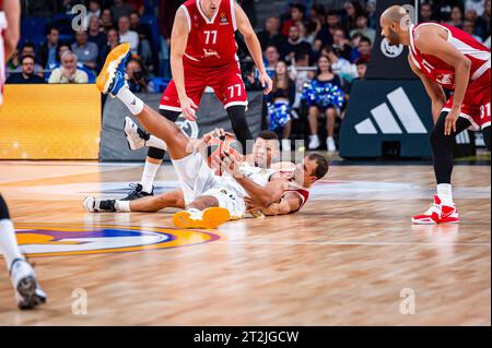 Madrid, Spanien. Oktober 2023. Kevin Pangos (EA7 Emporio Armani Olimpia Milano) im Kampf gegen Edy Tavares (Real Madrid) während des Basketballspiels zwischen Real Madrid und EA7 Emporio Armani Olimpia Milano gültig für die 04. Runde des Euroleague-Wettbewerbs, der am Donnerstag, 19. Oktober 2023 im Wizink Center in Madrid, Spanien ausgetragen wurde Guthaben: Unabhängige Fotoagentur/Alamy Live News Stockfoto