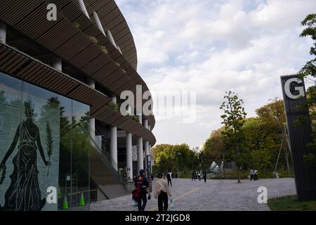 Tokio, Japan. Oktober 2023. Das japanische Nationalstadion (auch Kokuritsu Kyogijo, å japanisch«¶æŠ å ½ç«) ist ein Sportstadion von Weltklasse in Shinjuku, Tokio. Das 2019 fertiggestellte Gebäude ist ein Symbol für Japans Engagement für Spitzenleistungen in Leichtathletik und Kultur und Austragungsort großer Veranstaltungen, darunter die Olympischen Sommerspiele 2020 und die Paralympics. (Kreditbild: © Taidgh Barron/ZUMA Press Wire) NUR REDAKTIONELLE VERWENDUNG! Nicht für kommerzielle ZWECKE! Stockfoto