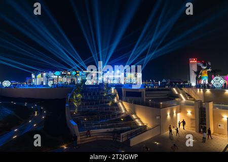 Doha, Katar - 2. Dezember 2022: Nachtblick auf Doha Corniche, Katar. Stockfoto