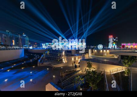 Doha, Katar - 2. Dezember 2022: Nachtblick auf Doha Corniche, Katar. Stockfoto