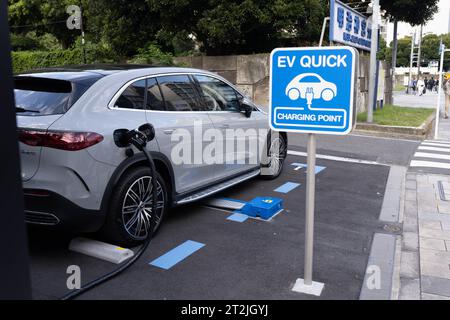 Tokio, Japan. Oktober 2023. Ein elektrischer Mercedes 4matic Crossover-SUV parkt in einer EV-Schnellladestation in der Nähe von Meiji Jingu. Die japanische Automobilindustrie hat die Einführung von Elektrofahrzeugen nur langsam vorangetrieben und sich stattdessen für die Entwicklung der Wasserstoff-Brennstoffzellentechnologie für Nachhaltigkeit entschieden. (Kreditbild: © Taidgh Barron/ZUMA Press Wire) NUR REDAKTIONELLE VERWENDUNG! Nicht für kommerzielle ZWECKE! Stockfoto