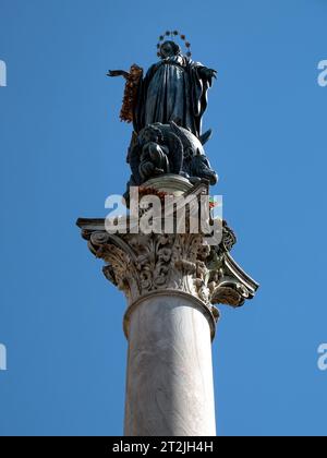 ROM, ITALIEN - 7. SEPTEMBER 2023: Statue der Heiligen Jungfrau Maria auf der Säule der Unbefleckten Empfängnis (La Colonna della Immacolata) i. Stockfoto