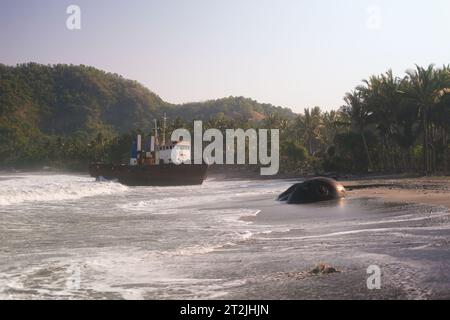 Vordergrundaufnahme eines versunkenen Schiffes vor der Küste der tropischen Insel Bali Stockfoto