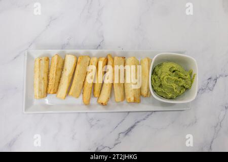 Gebratene Yucca mit Guasacacasauce ist eines der typischen venezolanischen Gerichte. Stockfoto