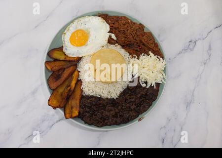 Traditionelles venezolanisches Gericht namens Pabellón Criollo, isoliert auf weißem Hintergrund Stockfoto