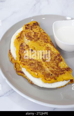 Schließen Sie Cachapa mit Käse, typisch venezolanisches Gericht mit Mais, Käse und Butter Stockfoto