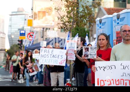 Tel Aviv, Israel - 19. OKT 2023 - israelische Zivilisten versammelten sich solidarisch für den Waffenstillstand zwischen Israel und Gaza und hielten Banner für die Vermissten und Stockfoto