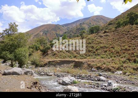 Die Landschaft am Fluss Urumbash in der Nähe des Kaldamanenpasses zwischen Arslanbob und Kasarman in Kirgisistan, Zentralasien Stockfoto