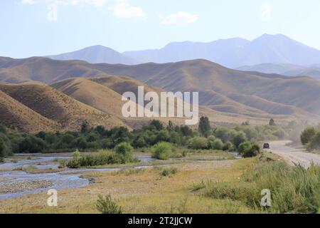 Die Landschaft am Fluss Kaldaman Pass zwischen Arslanbob und Kasarman in Kirgisistan, Zentralasien Stockfoto