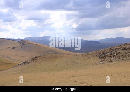 Riesige kirgisische Steppe in der Nähe des Songkol-Sees. Berge im Hintergrund in Kirgisistan Stockfoto