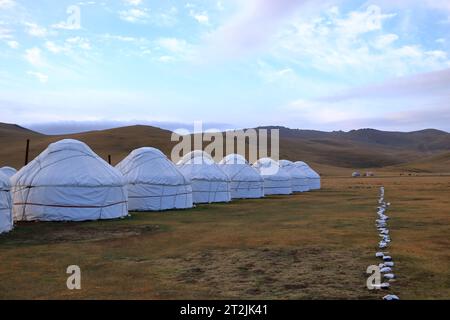 Jurten am Songkol-See Kirgisistan in Zentralasien Stockfoto