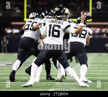 New Orleans, USA. Oktober 2023. Der Jacksonville Jaguars Quarterback Trevor Lawrence (16) versucht am Donnerstag, den 19. Oktober 2023, einen Pass während eines Spiels der National Football League im Caesars Superdome in New Orleans, Louisiana. (Foto: Peter G. Forest/SIPA USA) Credit: SIPA USA/Alamy Live News Stockfoto