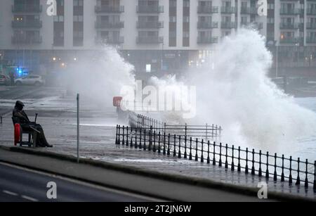 In der Nähe der „Freddie Gilroy“-Skulptur des Künstlers Ray Lonsdale in Scarborough stürzen Wellen, während Storm Babet das Land schlägt. Hochwasserwarnungen gibt es in Schottland sowie in Teilen Nordenglands und den Midlands. Tausende wurden ohne Strom und durch „beispiellose“ Regenmengen in Ostschottland mit Überschwemmungen konfrontiert, während Babet am Freitag in Nord- und Ostengland ausbreiten wird. Bilddatum: Freitag, 20. Oktober 2023. Stockfoto