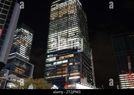 Tokio, Japan. Oktober 2023. Nachtszenen des One Shibuya Scramble Square mit mehrstöckigen Einzelhandelsbüros, Geschäften und Restaurants. Shibuya ist eines der wichtigsten zentralen Geschäftsviertel in Tokio und ein großer Tourismusstandort. Fast jede B-Roll-Walze für Tokio enthält mehrere Aufnahmen von Shibuya. (Kreditbild: © Taidgh Barron/ZUMA Press Wire) NUR REDAKTIONELLE VERWENDUNG! Nicht für kommerzielle ZWECKE! Stockfoto